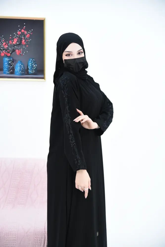 عباية نص كلوش بتطريز  على طول الأكمام