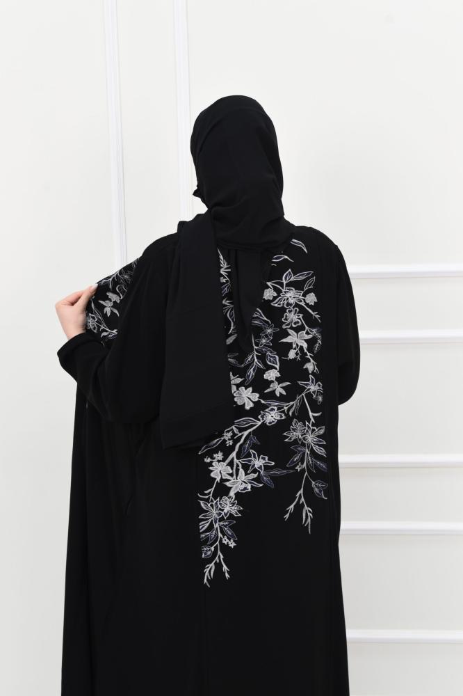 عباية بتطريز فضي وكحلي