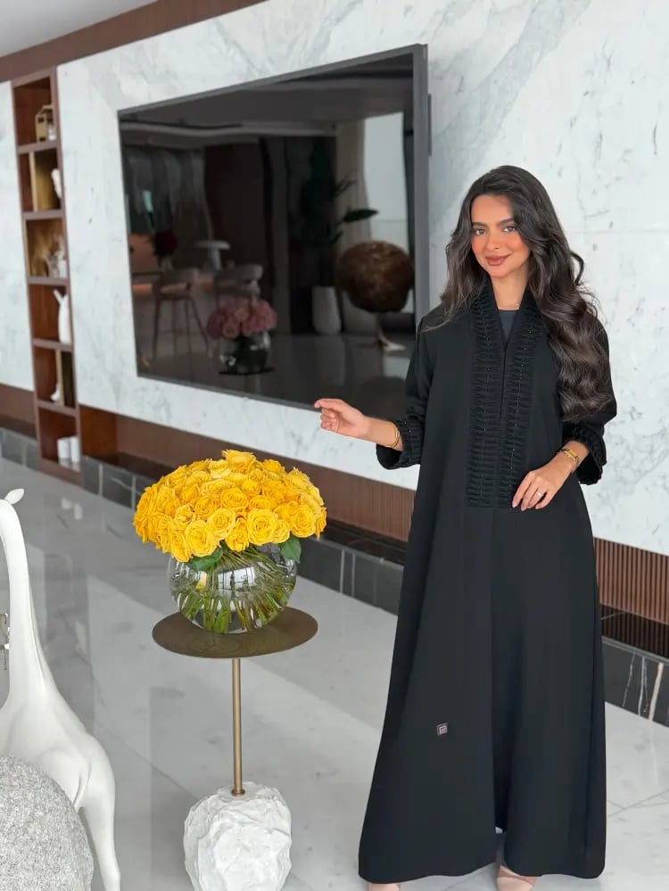 عباية نسائية بتفاصيل كسرات  مزينة بالخرز