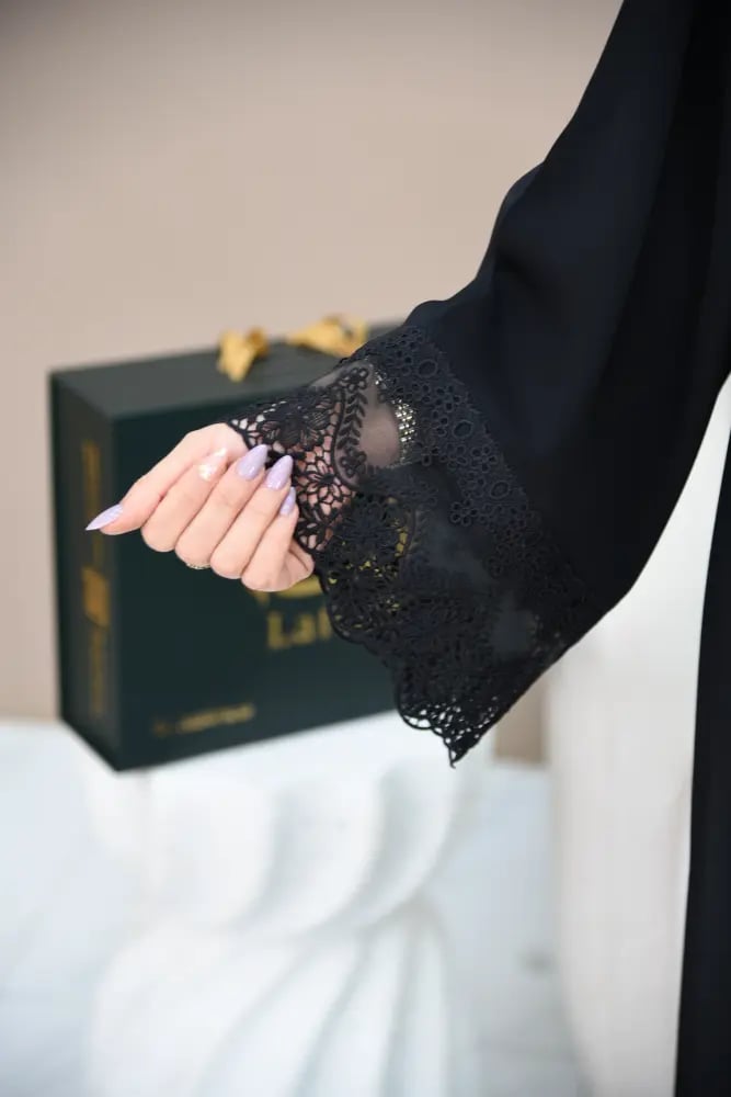 عباية سوداء حرير نواعم بكلفة على الأكمام