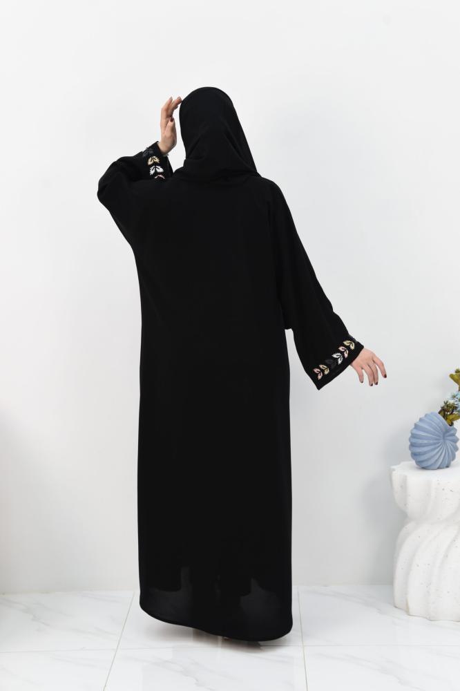 عباية انيقة بتطريزات ملونة على الاكمام