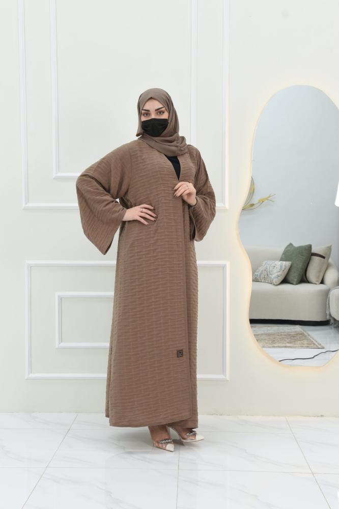 عباية ساحرة بلون نود غامق بقماش مموج