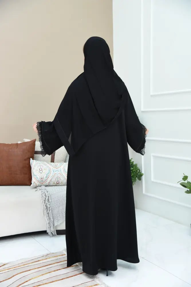 عباية نص كلوش بأكمام واسعة عليها دانتيل وكسرات