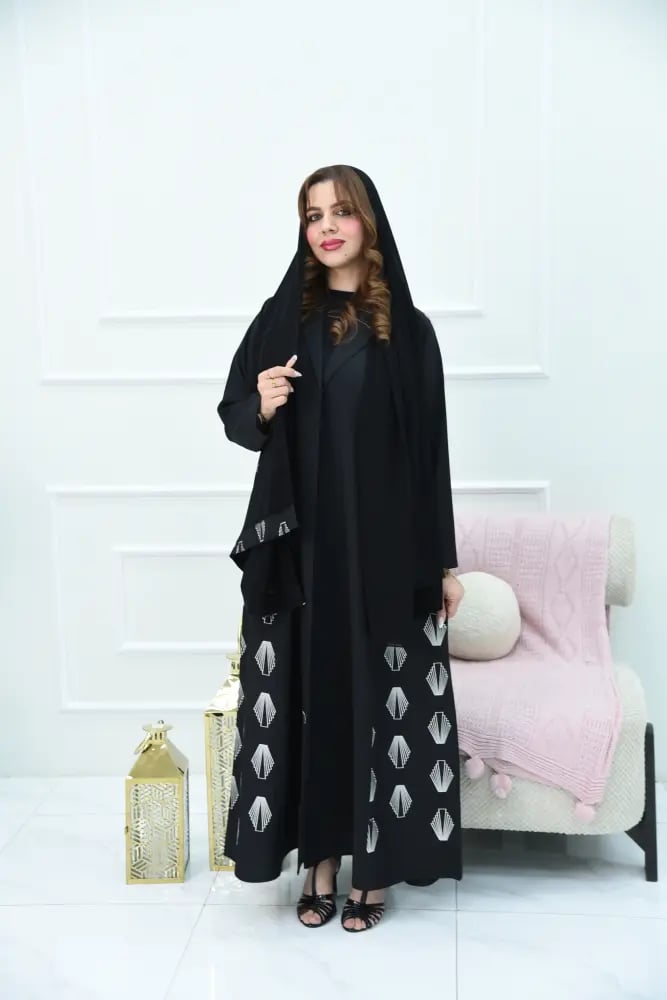 عباية سوداء بتطريز أصداف سكري