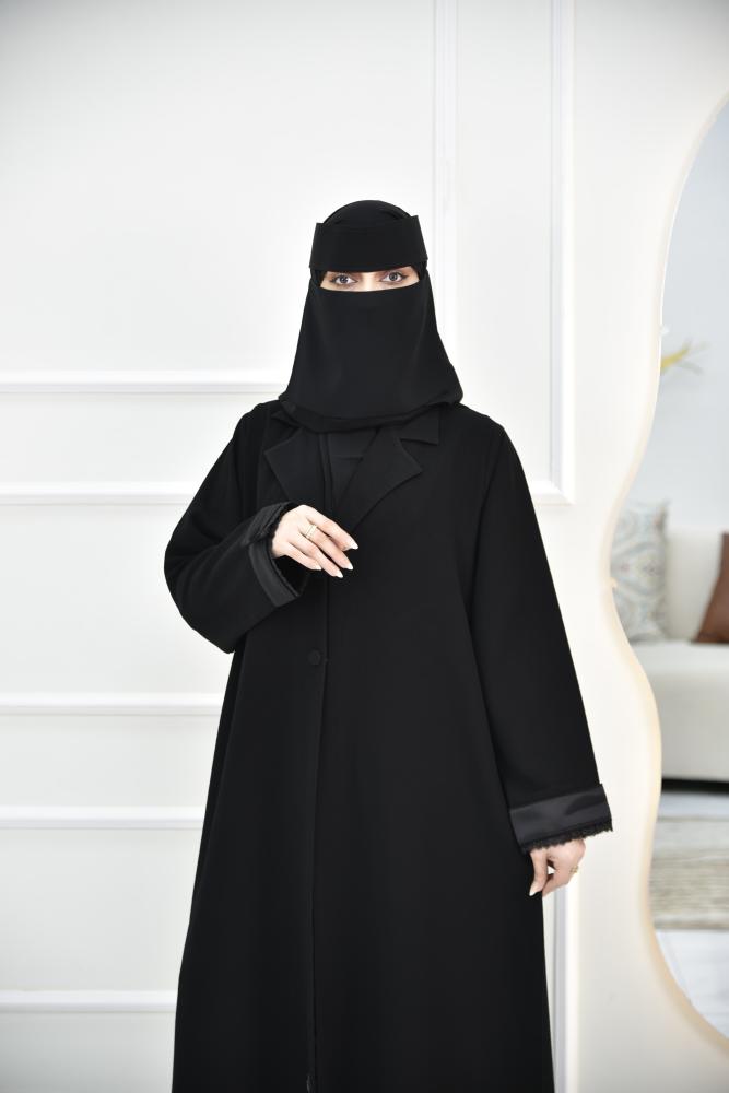 عباية كريب بياقة وأكمام مزينة بتفاصيل فاخرة