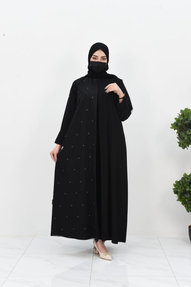 عباية بتصميم مميز مع تفاصيل ذهبية