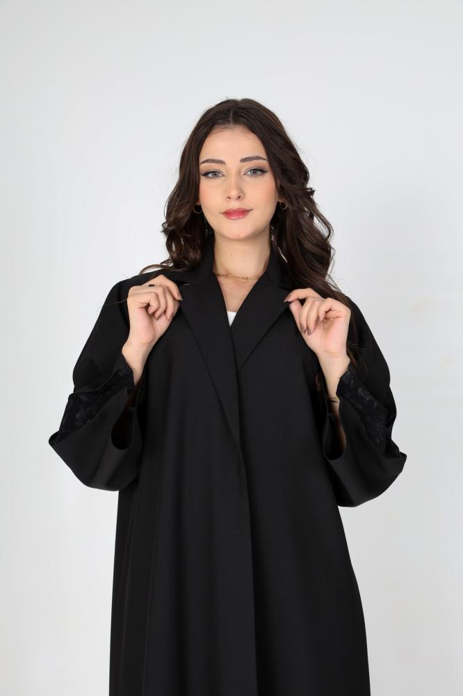 Crepe abaya decorated with pleats