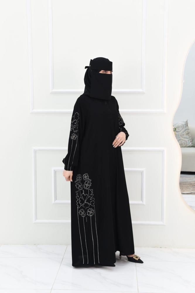عباية انيقة بتطريز مميز والأكمام زم