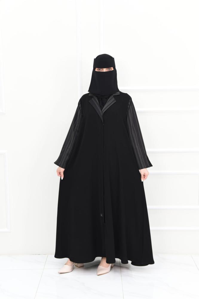 عباية الحان بأكمام وياقة مقلمة بالزيتي والأسود