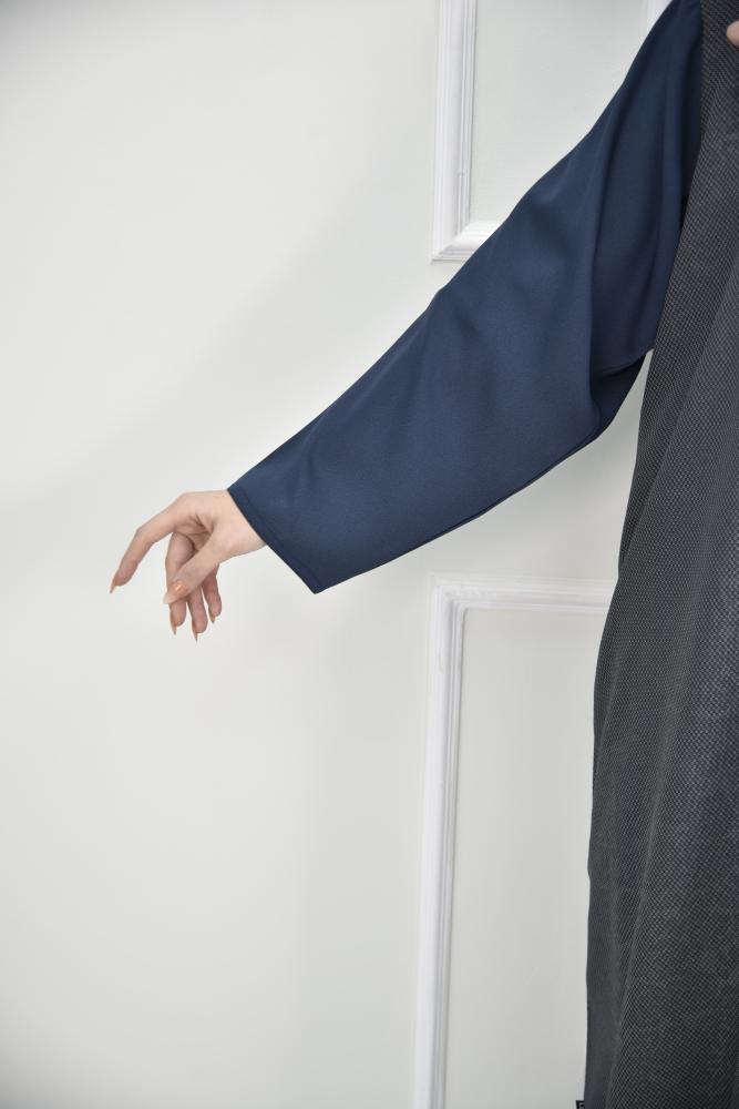 عباية كريب رصاصية بلمسات كحلية