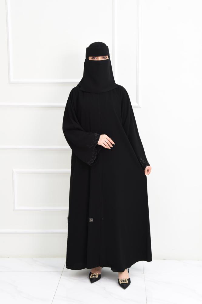 عباية كريب ملكي بتطريز فخم على الكم المربع