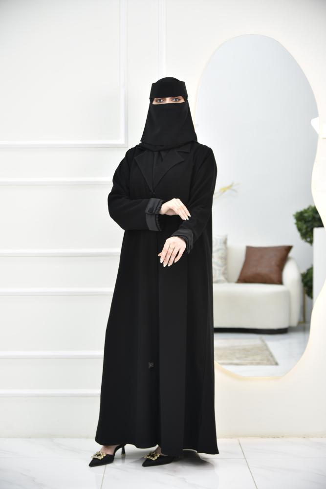 عباية كريب بياقة وأكمام مزينة بتفاصيل فاخرة
