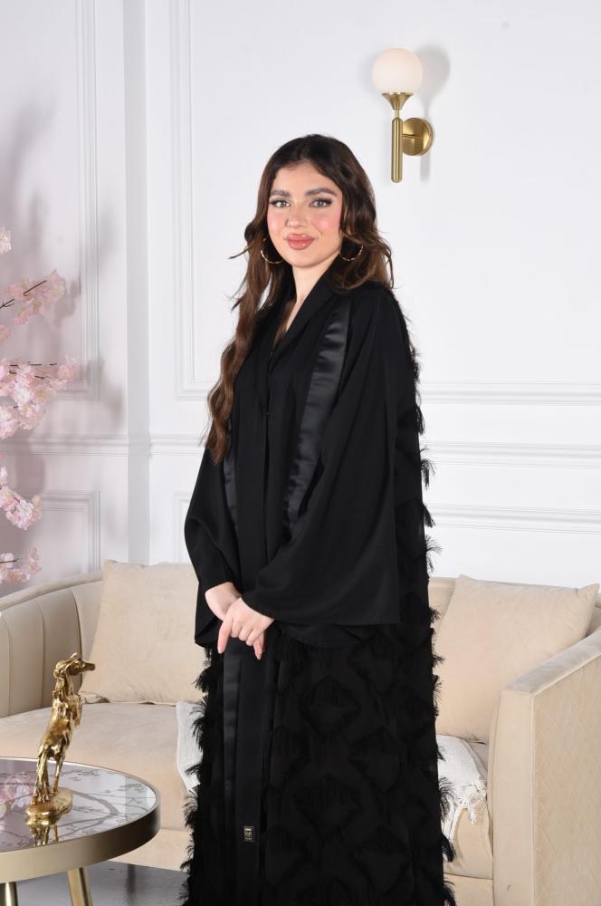 عباية بقماش الكريب بياقة سوداء
