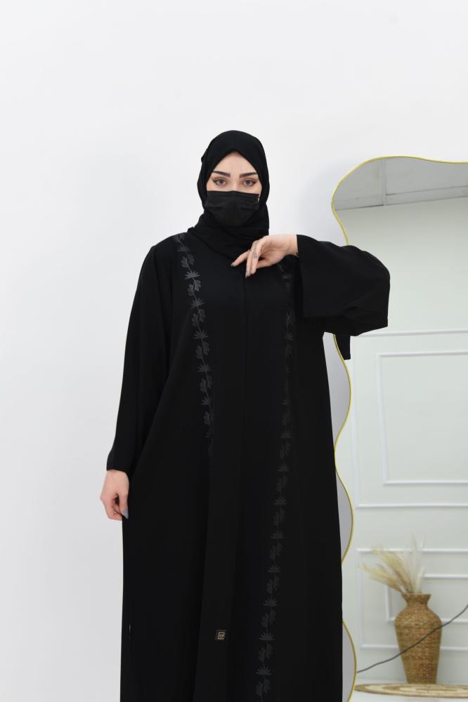 عباية مزينة بنقوش متوازية على الجوانب