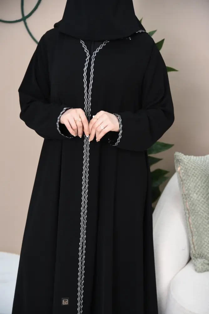 عباية كلوش كريب ملكي بخطوط قيطان بيضاء مموجة