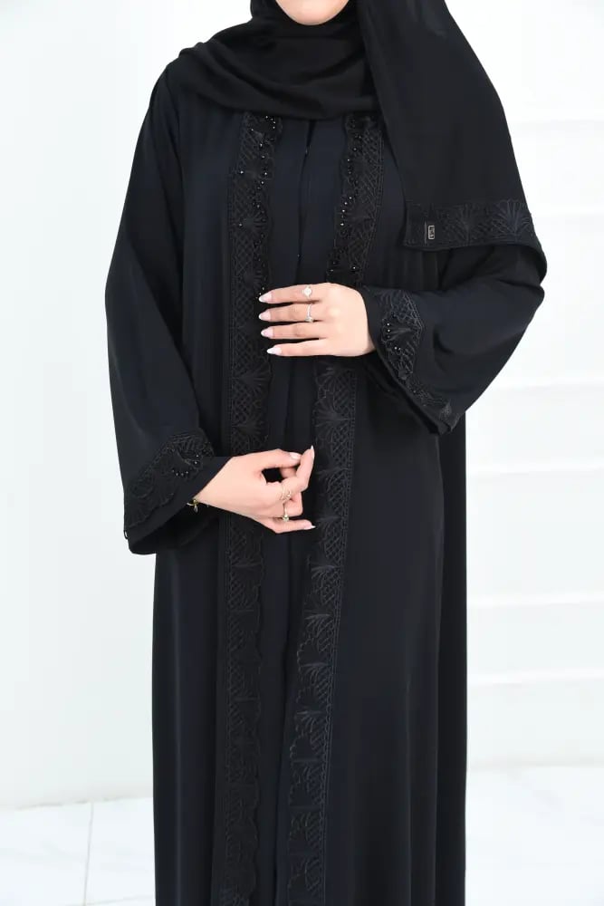 عباية مناسبات سوداء بكلفة عليها تطريز شك