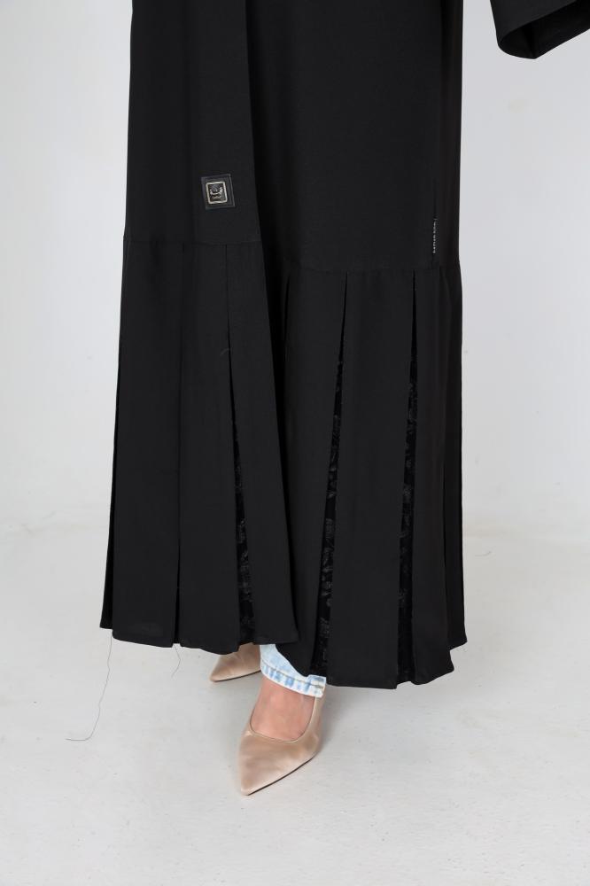 Crepe abaya decorated with pleats