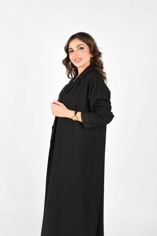 عباية كريب مزينة بقماش مقلم