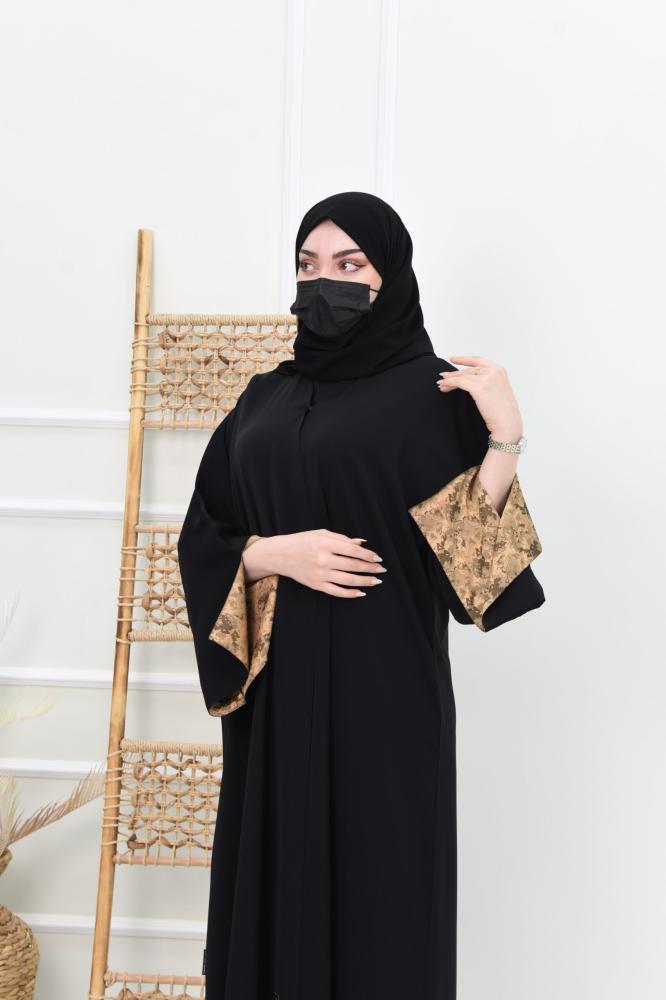 عباية سوداء بأكمام مفتوحه مبطنة بالجاكار لون بني
