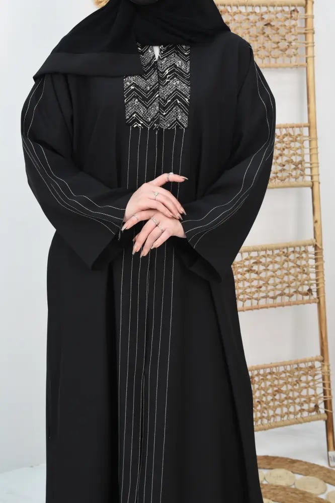 عباية كريب فوها سوداء بتطريز بيج