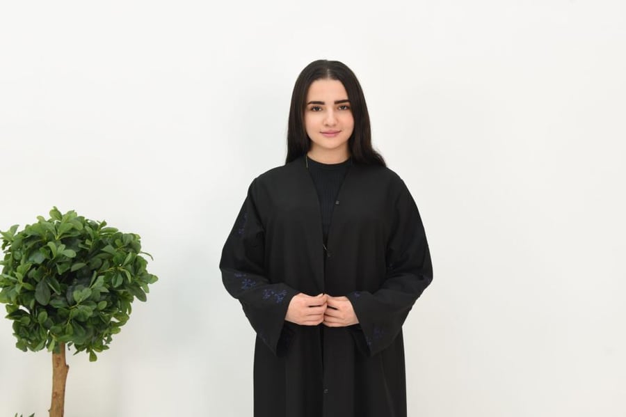 عباية انيقة مزينة بتطريز كحلي على الاكمام