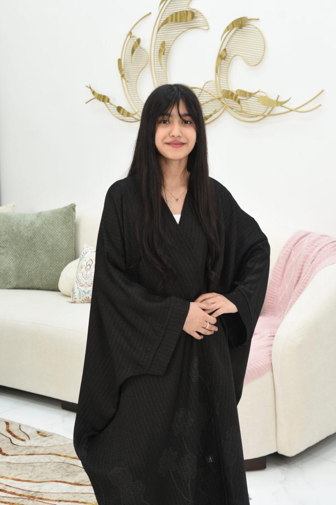 Girls' abaya with a bisht-style cut