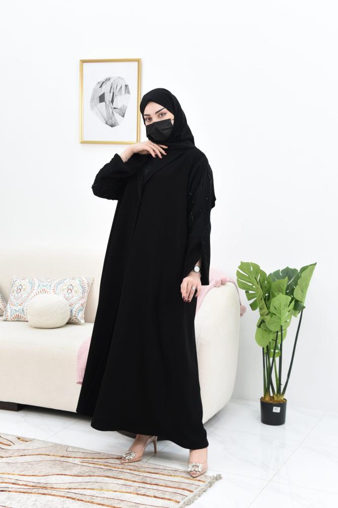 عباية بأكمام مطرزة مفتوحة