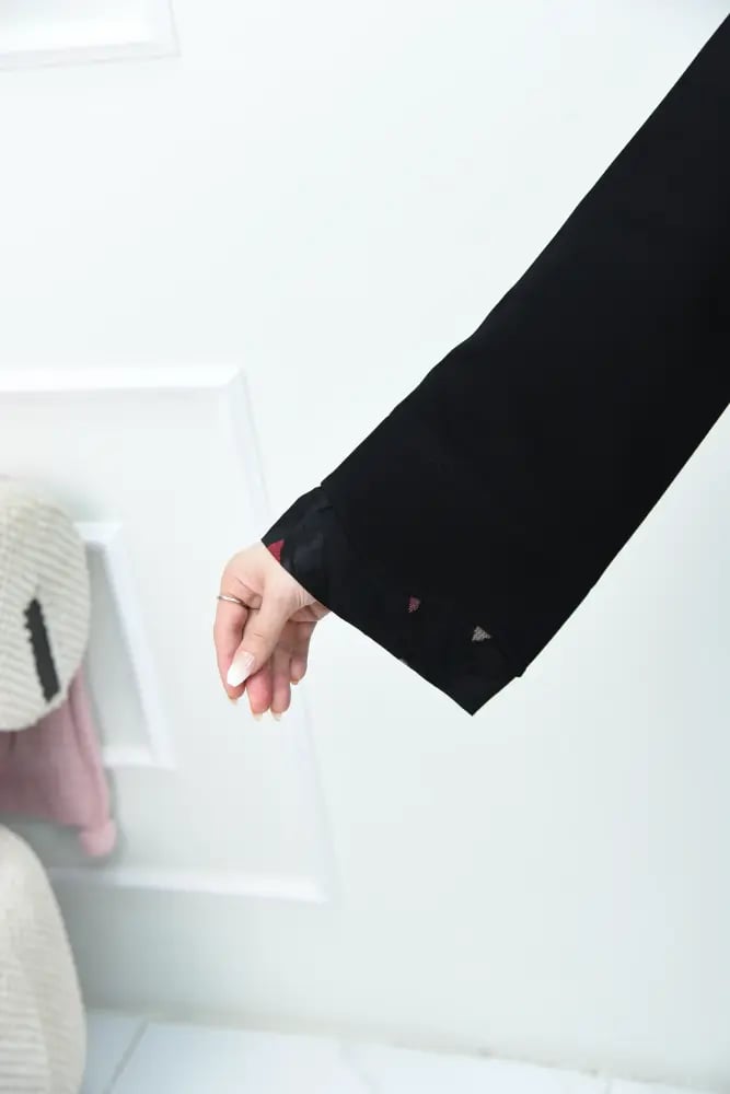 عباية كريب بتركيبة جاكار تركي ولمسات منحنيات أنيقة