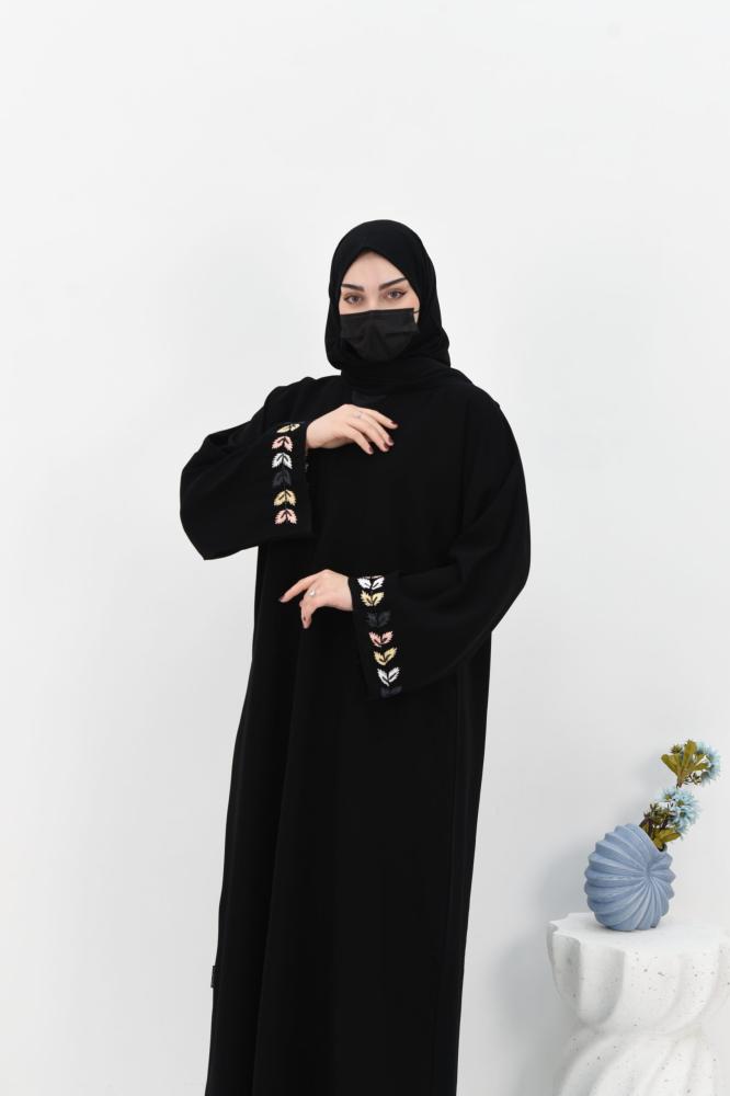 عباية انيقة بتطريزات ملونة على الاكمام