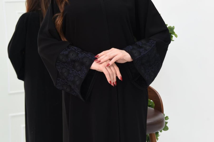 عباية لف بكم مربع بتطريز مميز