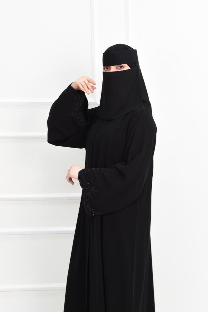 عباية كريب ملكي بتطريز فخم على الكم المربع