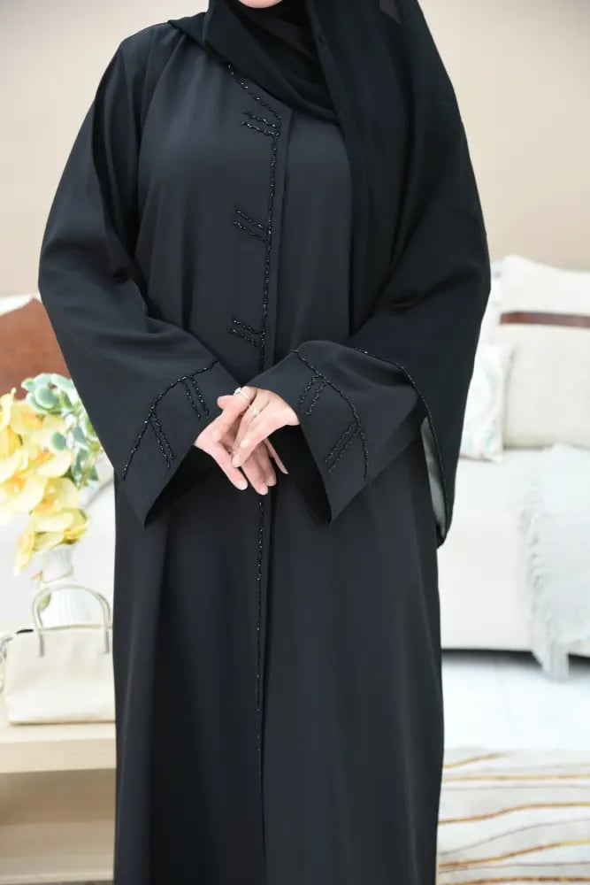 عباية سوداء بتطريز شك على الصدر والأكمام