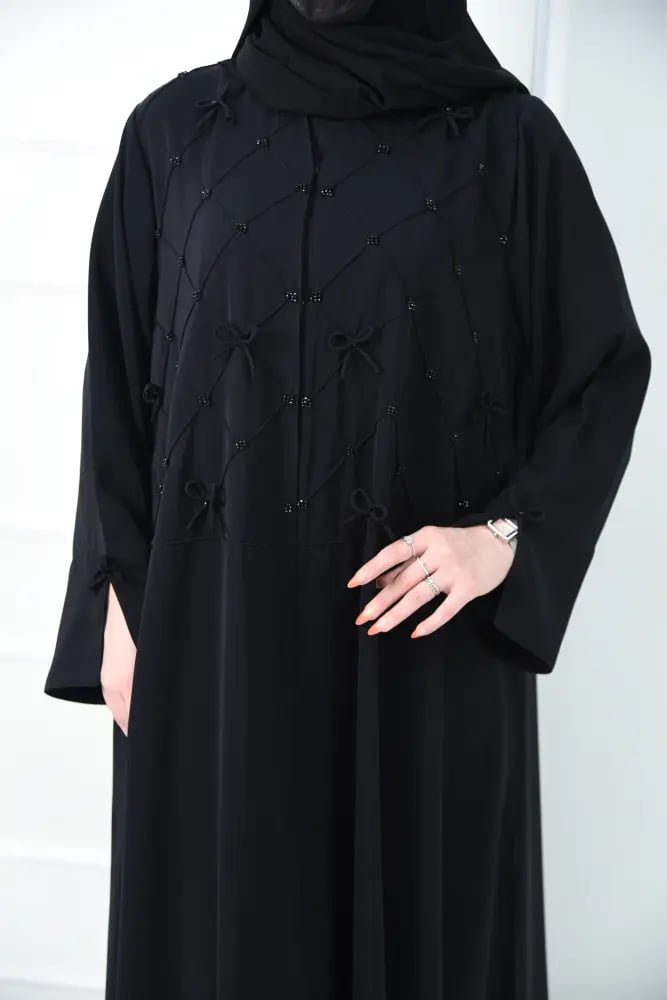 عباية بتطريز كروسات وفصوص شك مع فيونكات