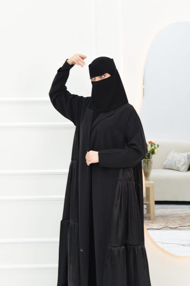 عباية كلوش بلون الأسود منسقة بالأورجانزا في الجوانب