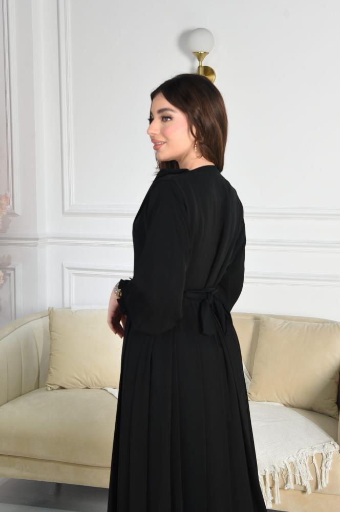 A distinctive abaya with its charming and elegant details
