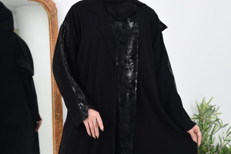 عباية كريب بتنسيق فريد من الجلد