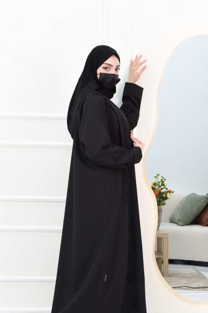 عباية كريب بتطريز وكسرات أنيقة