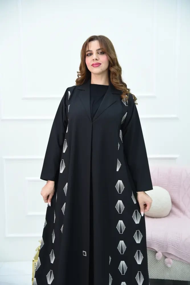 عباية سوداء بتطريز أصداف سكري