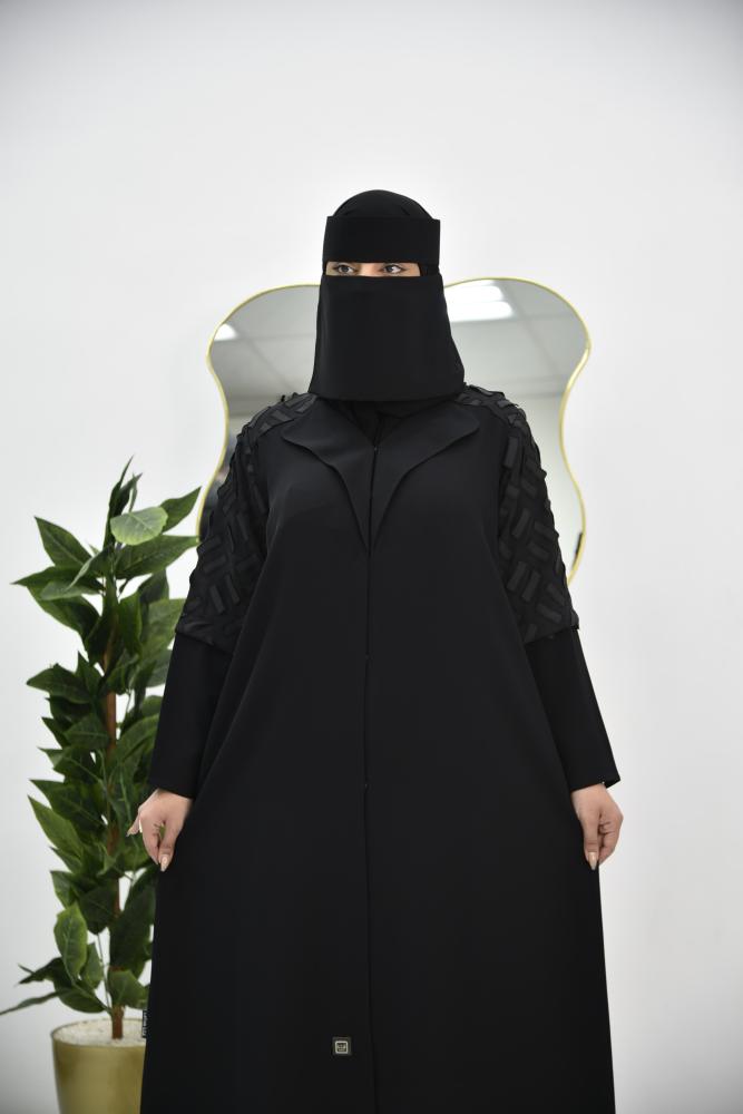 عباية كاجوال بتفاصيل جاكار على شكل مربعات