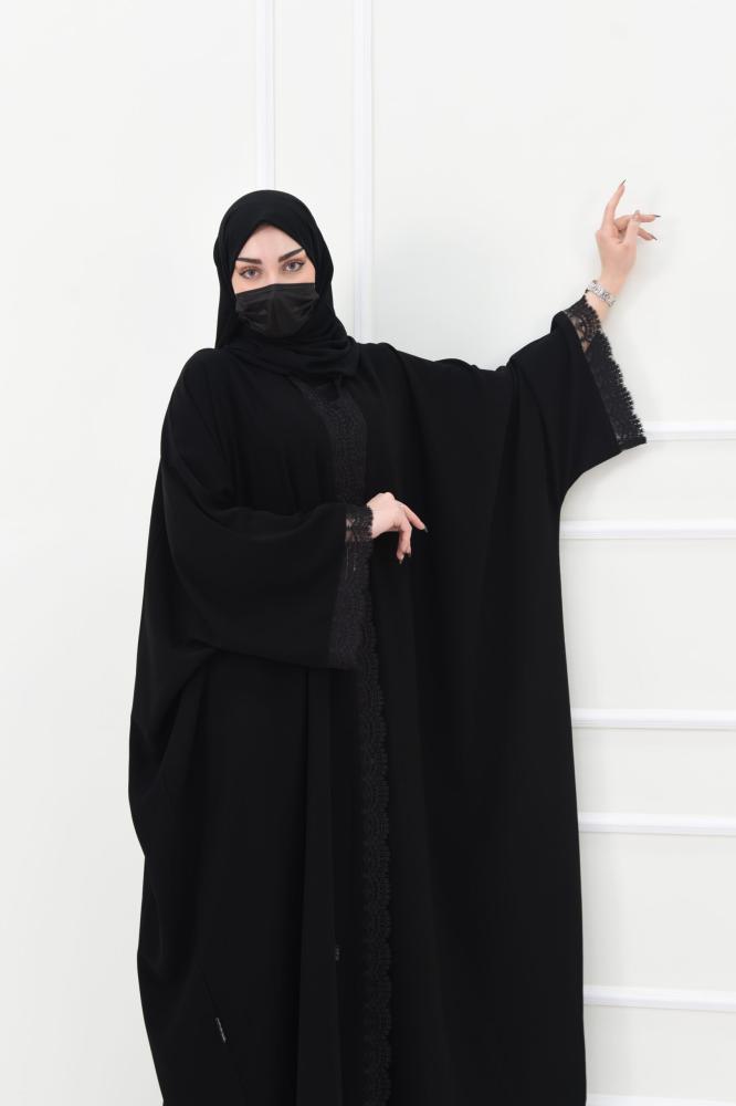 عباية بشت بكلفة انيقة في منتصف الصدر ولأكمام