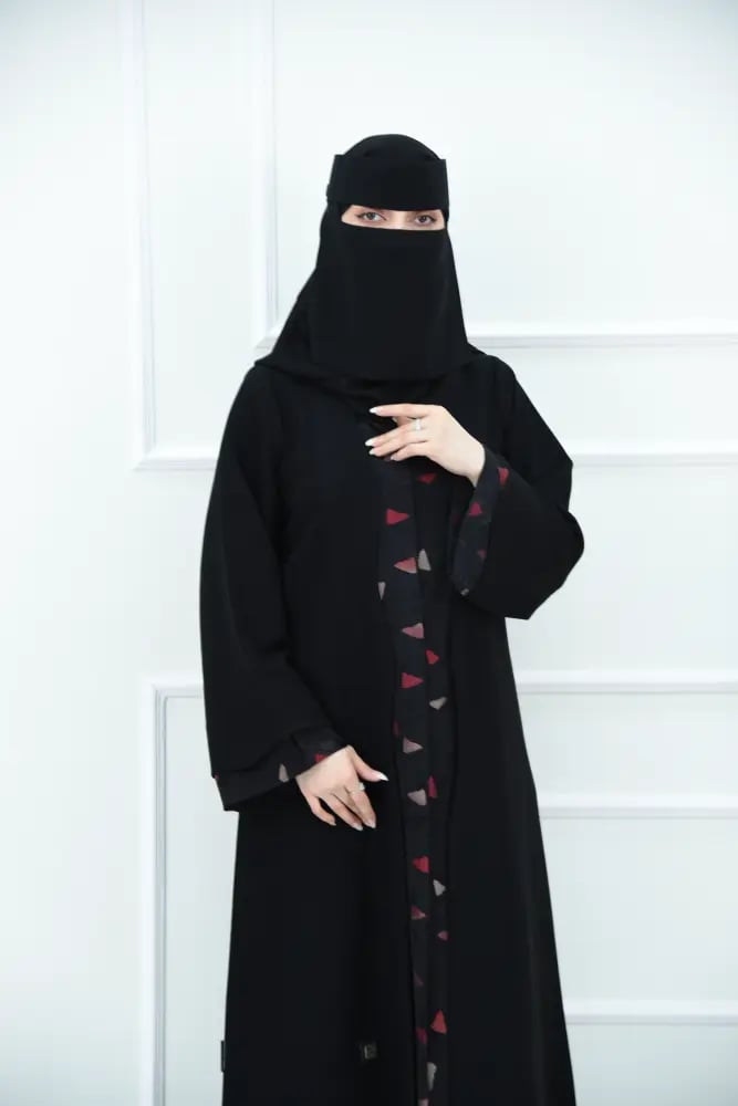 عباية كريب بتركيبة جاكار تركي ولمسات منحنيات أنيقة