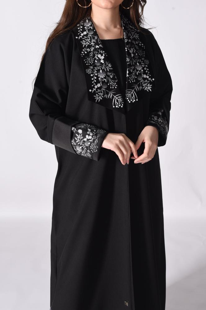عباية بأكمام وياقة مزينة بتفاصيل بيضاء