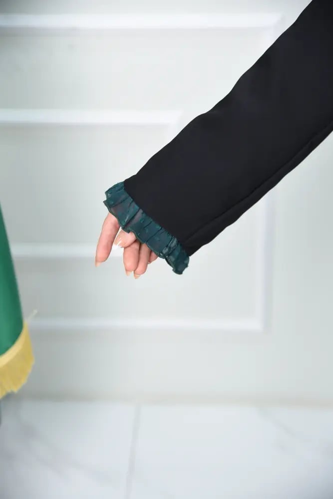 عباية اليوم الوطني سوداء بليزر بتفاصيل خضراء