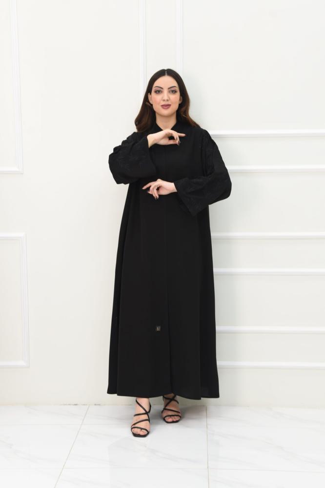عباية كريب ناعم بأكمام مطرزه بالأسود