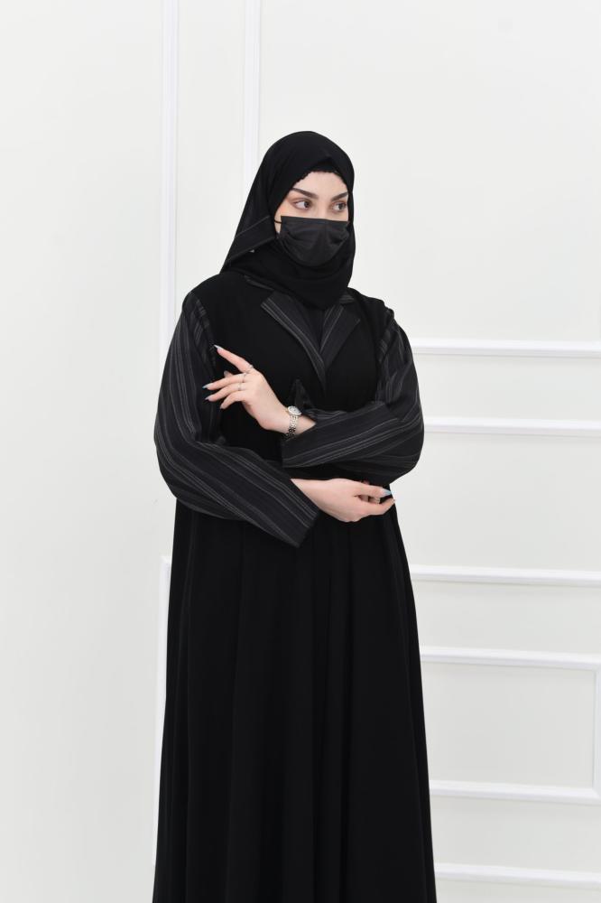 عباية الحان بأكمام وياقة مقلمة بالرمادي والأسود