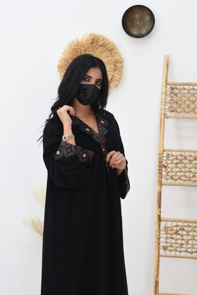 عباية كريب مزينة بأشكال تراثية على الاكمام والياقة