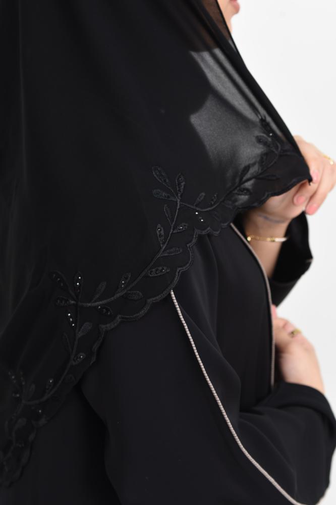 طرحة بتطريز على الحواف