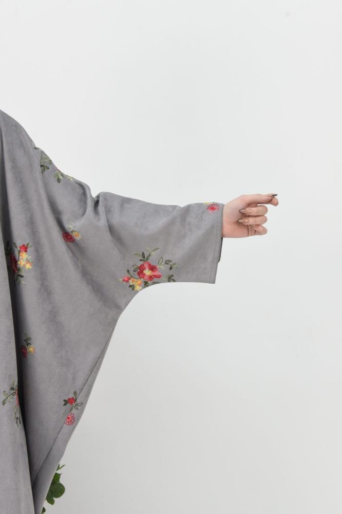 عباية شتوية بشت بلون رصاصي بتطريز انيق