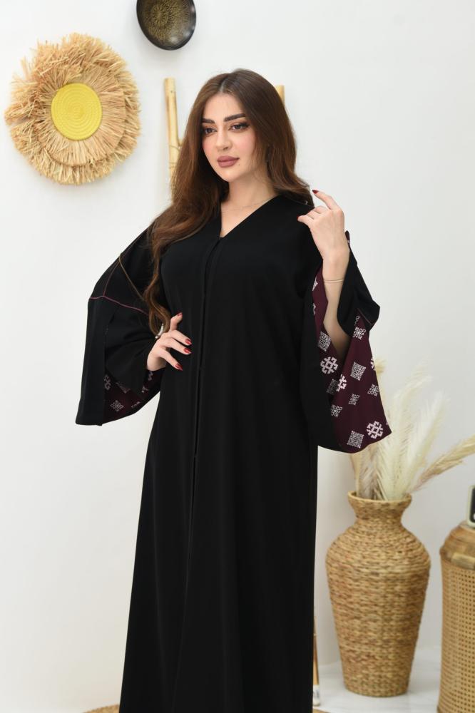 عباية كريب بأكمام مفتوحة مبطنة بلون عنابي