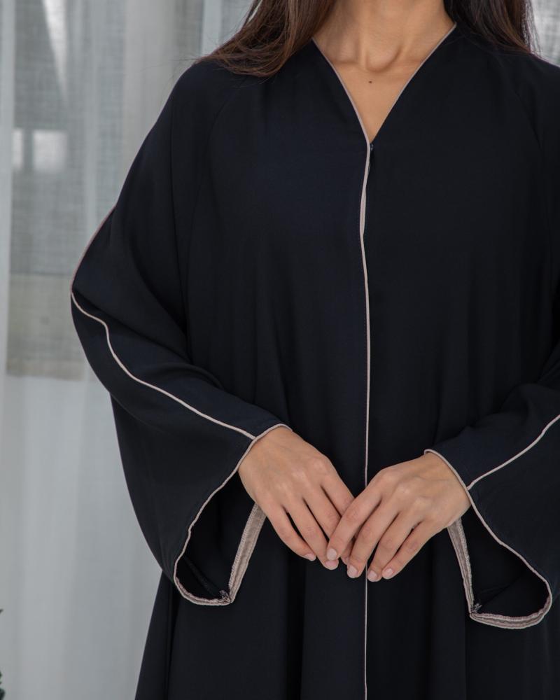 عباية كلوش سوداء مزينة بقيطان بيج